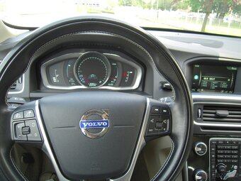 Volvo V60 2,4 D6 PHEV Luxusní vůz - 8