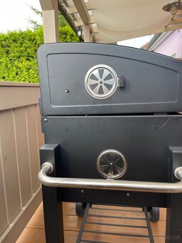 Grill na dřevěné uhlí - 8
