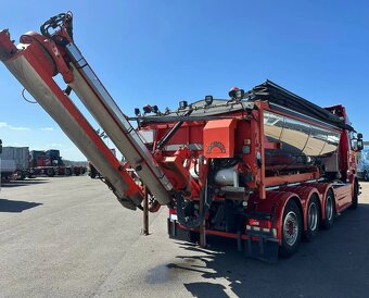 Scania R580 V8 8x4 nosič kontejneru s asfaltovým rozmetadlem - 8