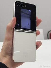 Samsung Z Flip 5 - Bílý - TOP STAV - 8