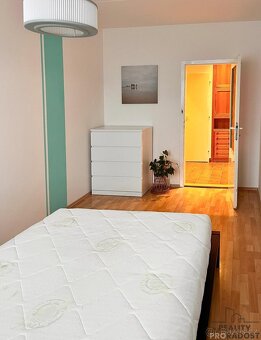 Podnájem zařízeného pokoje (12 m2), ul. Batličkova, Praha 8 - 8