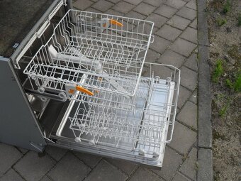 VESTAVNÁ MYČKA MIELE,LUXUSNÍ ZNAČKA,NEREZ,LCD,TURBO.tř.A+ - 8