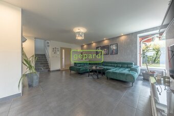 Rodinný dům 5+1, garáž, lodžie, klidné a bezpečné bydlení No - 8