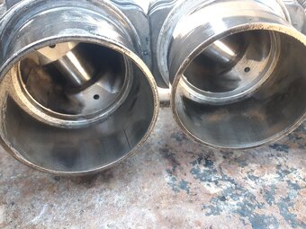 RS 09 čtyřválec hlavy válce  písty - 8