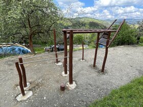Workout hřiště - venkovní posilovna z akátu - 8