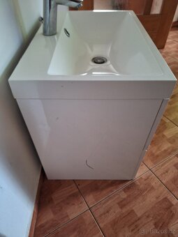 Koupelnová závěsná skříň - 8
