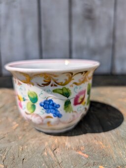 Starožitný porcelánový hrnek, luční květy, hrozno. - 8