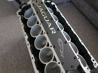Konferenční stolek z bloku motoru V12 Jaguar - 8