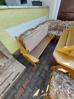 Rohova lavice vyřezavana stůl, 2 židle ,police - 8