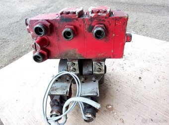 hydraulický rozvaděč - 8