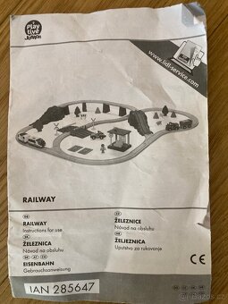 Dřevěné koleje a garáž - 8