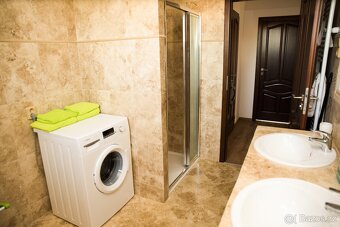 Pronajmu pokoj 20 m² s balkonem v 1. patře RD - 8