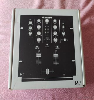 Nový zesilovač QSC GX5, RACK, DB DISPLAY MK II, NUMARK M2 - 8