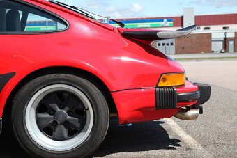 Porsche 911 Carrera 3.2 z roku 1986 - 8