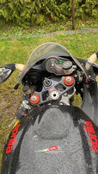 Aprilia RSV 1000 R - 8