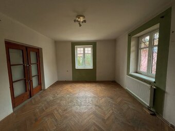 Prodej prostorného rodinného domu o dispozici 4+1 (162 m2) v - 8