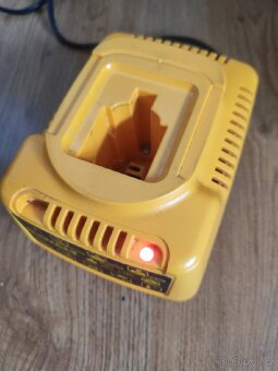 DeWALT nabíječky - 8