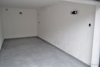 Pronájem řadové garáže 18 m2 el. z aku, Nádražní ul., MB - 8