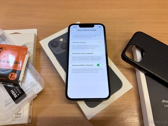 iPhone 13 mini 128 GB Midnight + Apple Leather Case + Spigen - 8