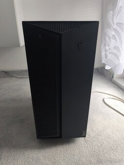 Herní počítač s klávesnicí, monitorem a reproduktory - 8