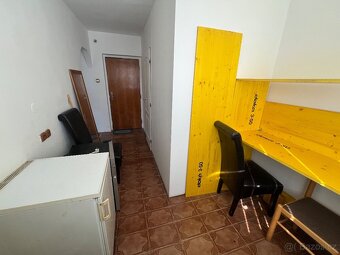 Pro nenáročné nájemce 1+1/B v domě se zahradou v Krči - 8
