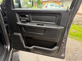 DODGE RAM CLASSIC PENTASTAR 6 míst - 8