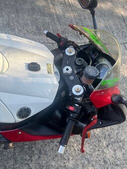 Yamaha R1 - 8