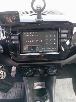 VW Up 1,0i , klimatizace, vyhřívaná sedadla - 8