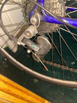 Starší silniční kolo v dobrém stavu - 8