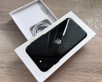 Apple iPhone SE 2 64gb černý- krásný stav, IOS 18.5. - 8