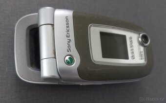 Prodám Sony-Ericsson nejspíš je to Z520i funkčni s nabíj. - 8