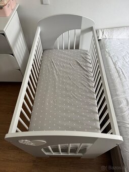 Komoda s přebalovacím nástavcem a dětská postýlka se zásuvko - 8