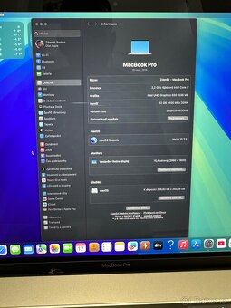 Apple MacBook Pro - 8