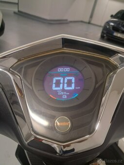 Elektroskútr v perfektním stavu plus nové baterie - 8