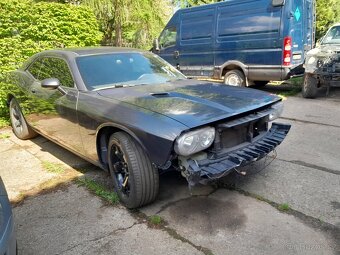 Dodge Challenger V6 - 8