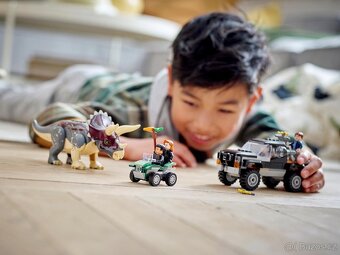 76950 LEGO Jurassic World - Útok triceratopsu na pick-up - 8