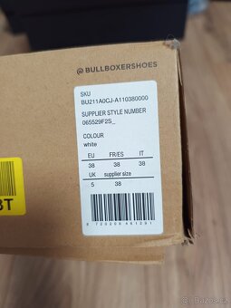 Krásné nové sandály na podpatku Bullboxer 38 - 8