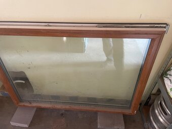 Prodám 3 ks okna, 1ks balkonových dveří - 8