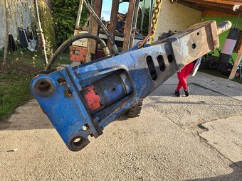 Bourací kladivo použito na traktorbagru Jcb 3cx - 8