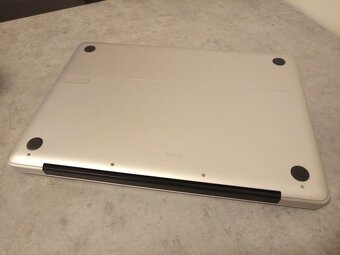 Apple MacBook (13-inch, Late 2008) 2 GB Ram, 120 GB SSD - 8