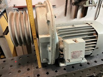 Elektromotor s převodovku - 8