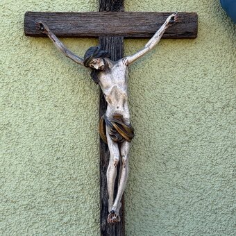 Dřevěný kříž s dřevěným Ježíšem Kristem v polychromii - 8