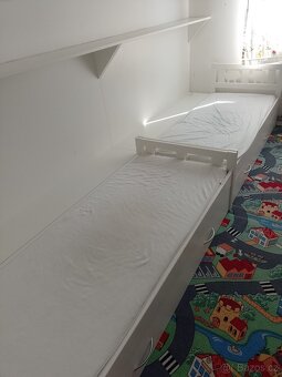 Dětská postel Ikea Kritter + police a šuplíky - 8