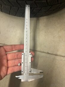 Prodám čtyři zimní pneumatiky 225/55R17 - 8
