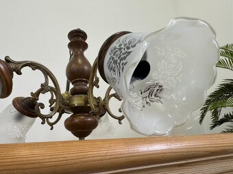 Závěsný rustikální lustr 5-ti ramenný s pískovaným sklem. - 8