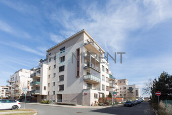 Pronájem bytu 2+kk (66m²) s balkonem a vlastním parkovacím s - 8