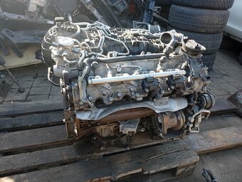 Prodám motor ko na spodku,na mercedes - 8