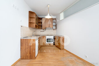 Prodej bytu 2+kk s terasou, garážovým stáním a sklepem Praha - 8