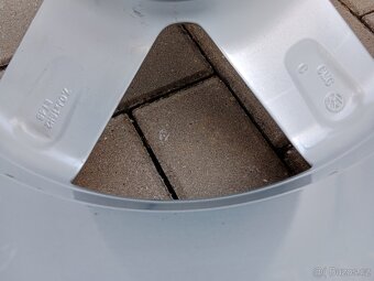 alu kola 5x100 r16 VW Polo a letní 215/45/16 - 8