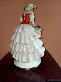 Dívka s košíkem květin. zn. ROYAL DUX 1925-38 v. 28 cm top s - 8